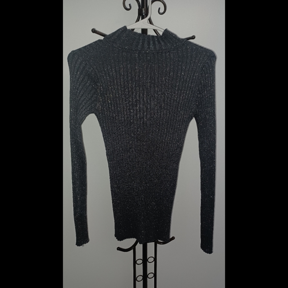 Long sleeve blouse, round neck the fabric is in Stones gray color